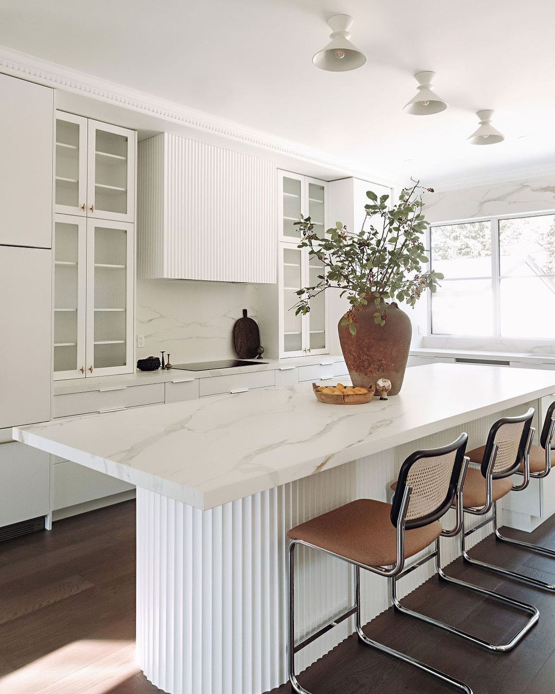 Details everywhere you look in this beautiful all white kitchen 
•
•
•
•
•
#cust…